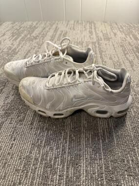Nike Air Max‎ Plus Shoes Youth Size 7Y White Tuned Air CW7044-100 Sneaker